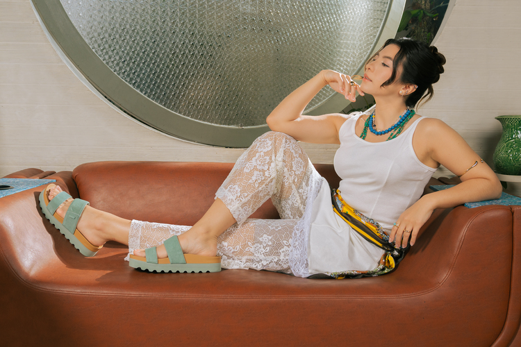 Shaloom with Cushion Vista Hi Frosty Suede