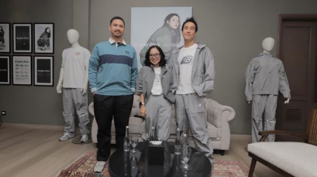 Ki ka= Reggie Ramadana selaku Brand Marketing Manager New Balance Indonesia, Martina Harianda Mutis selaku Senior General Manager MAP Active, Daniel Mananta selaku Presenter & Friends of New Balance Indonesia66